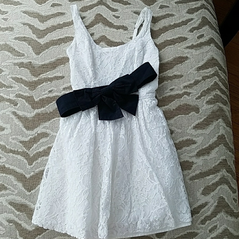White lace dress from Holliste, bkue belt